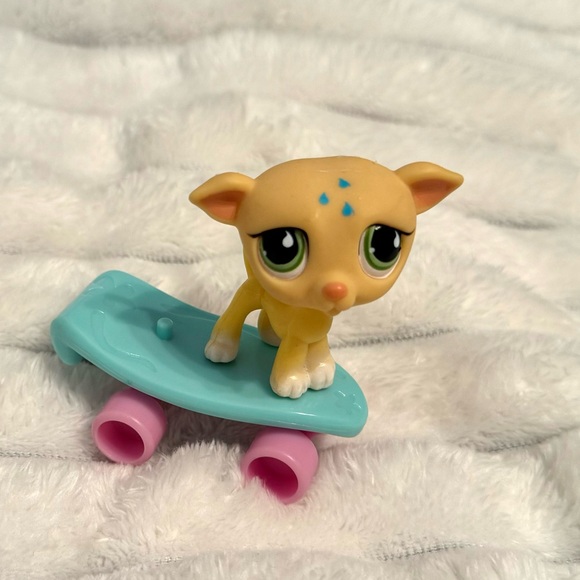 Littlest Pet Shop Yellow Greyhound Dog #875 2006 With Skateboard Hasbro - Picture 1 of 5
